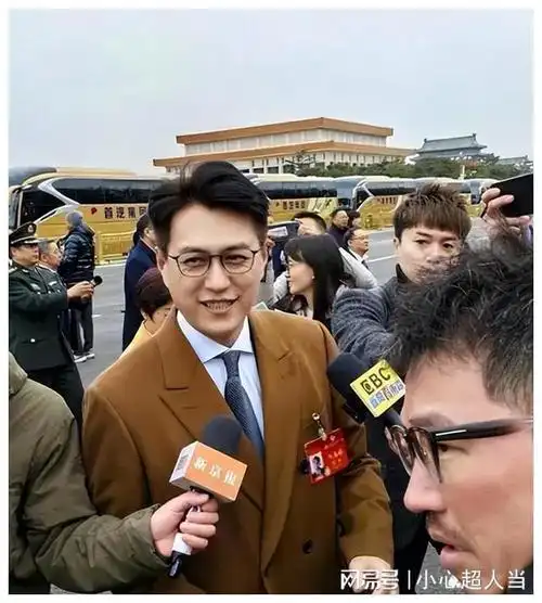 两会照片显现明星真实咖位,这4位明星被国家认可,身份都不一般|靳东