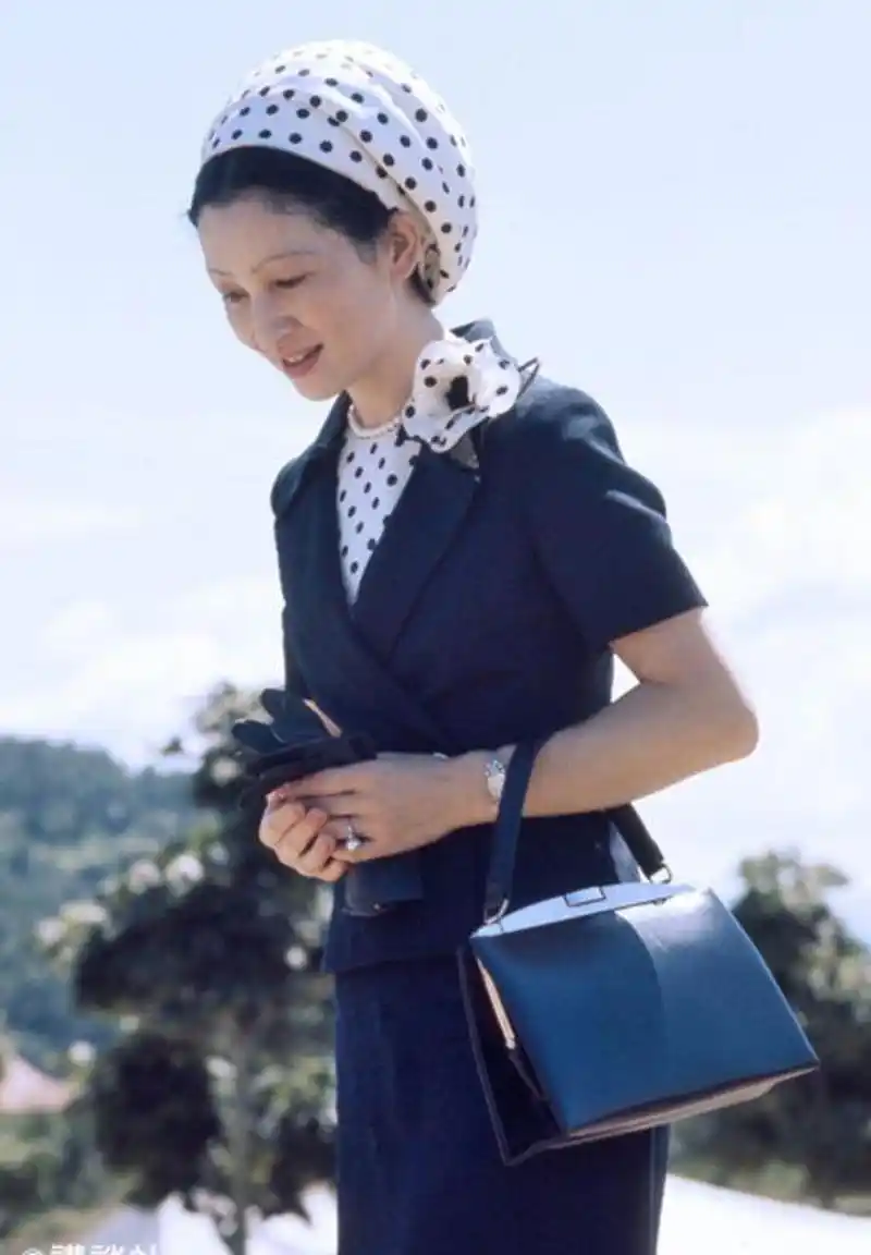 美智子皇后作为豪门名媛,在服饰审美方面很有自己的一套,她总能把看