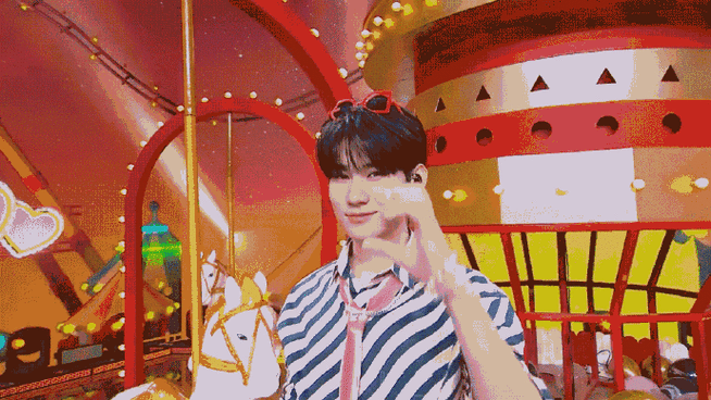 张真源脸颊比心