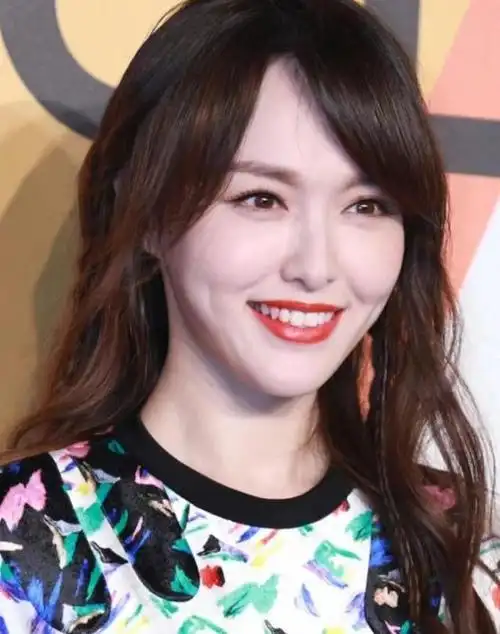 就算是大美女唐嫣也难逃整牙后遗症,原本唐嫣的门牙并不齐整,但不影响