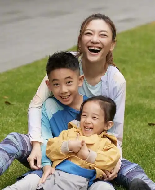 应采儿六一晒全家福,穿泳装秀美腿,陈小春教小儿子游泳好有耐心