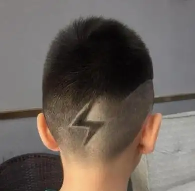儿童闪电头发型简单剃法,儿童两边剃光网红发型怎么剃