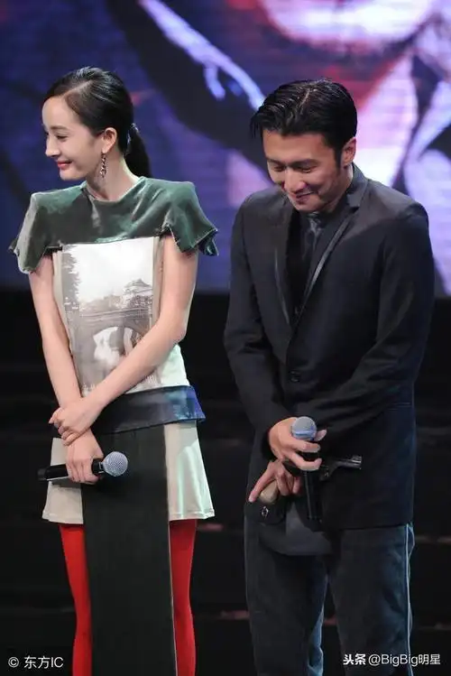 谢霆锋 杨幂出席活动 谢霆锋这也太帅了吧 帅气有型