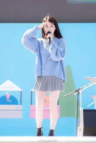 iu李知恩明星同款蓝色宽松毛衣女套头针织衫毛呢半身裙两件套套装