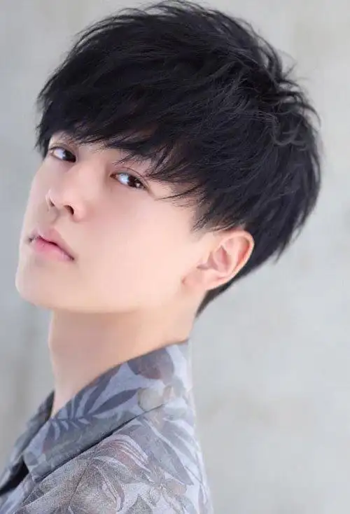 耍酷玩潮的男生短头发,独特个性风采较好做出来的发型设计