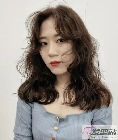 2021最洋气的卷发长发 长发烫卷显脸小气质飙升_发型站_最新流行发型