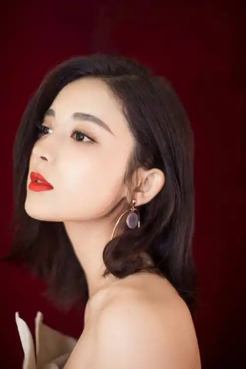 古力娜扎在街头拍摄写真,身穿黑色背心,既风情万种,又性感撩人 –第 5