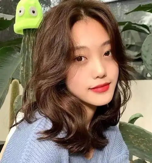 流行什么烫发试试这款木马卷发型慵懒时髦还显发量2021最火中长发发型