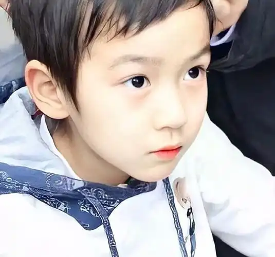 照片代表童年#一张可能不太够祝大家儿童节快乐呀@时代少年团-贺峻霖