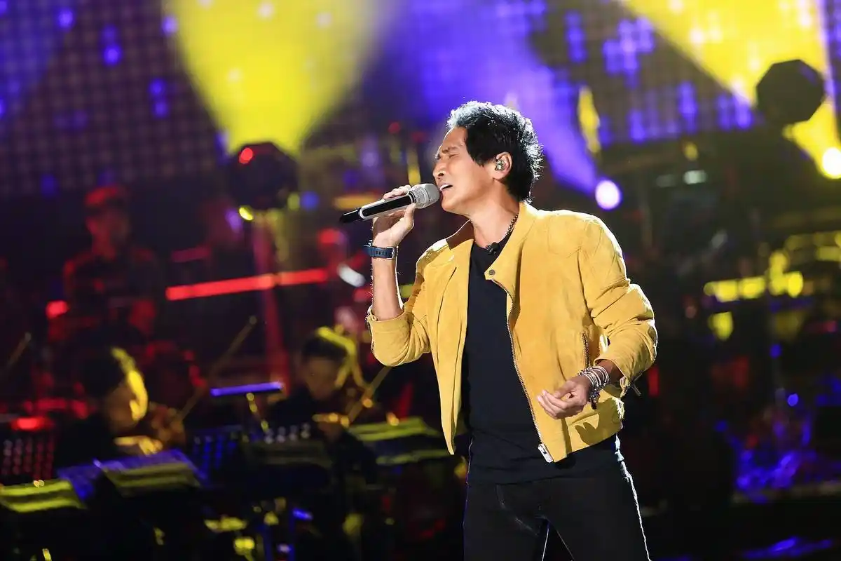 歌手齐秦因为嗓音独特,歌声富有感情,而深受大众喜爱.