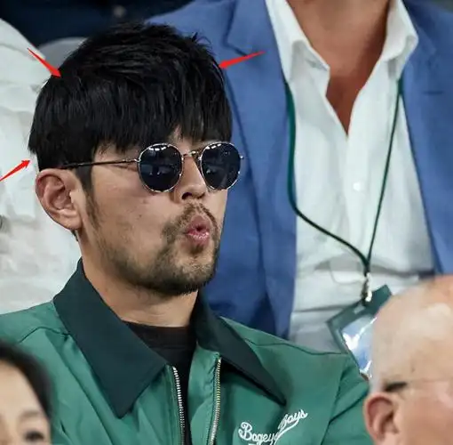 周杰伦戴假发看澳网,穿万元外套状态引热议,昆凌依然少女