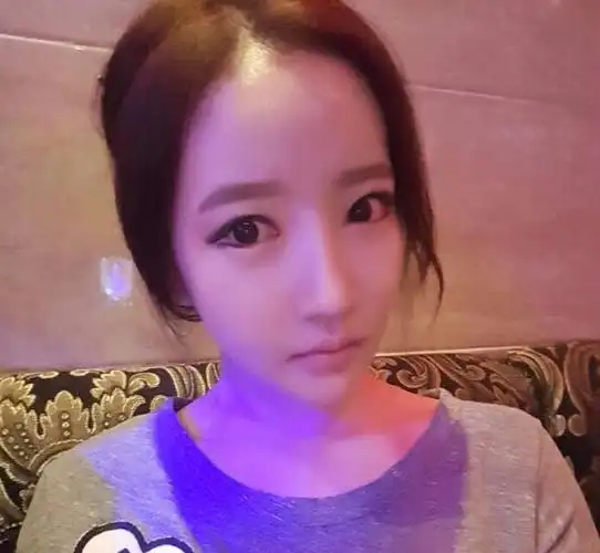 她撑起了主播福利的半边天——一代直播女神朴妮唛