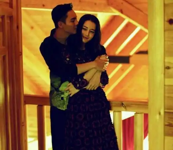 明星亲密的合照:黄渤展现绅士手,看了图四后:白敬亭你在干嘛