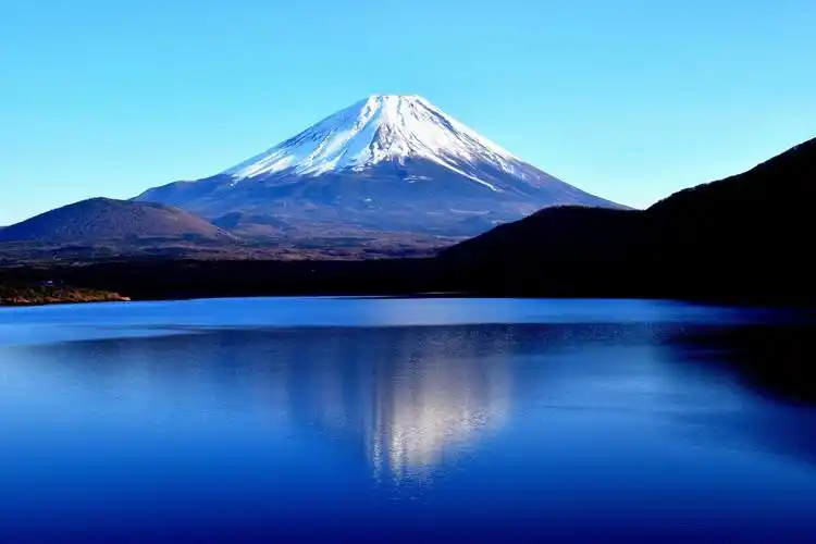 北岸是观赏富士山的绝佳观景点,从这里拍摄的风景被用于1000日元纸币