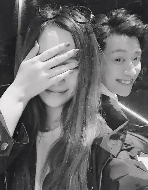 乔任梁生前女友晒恩爱照 黑白色调让人泪目