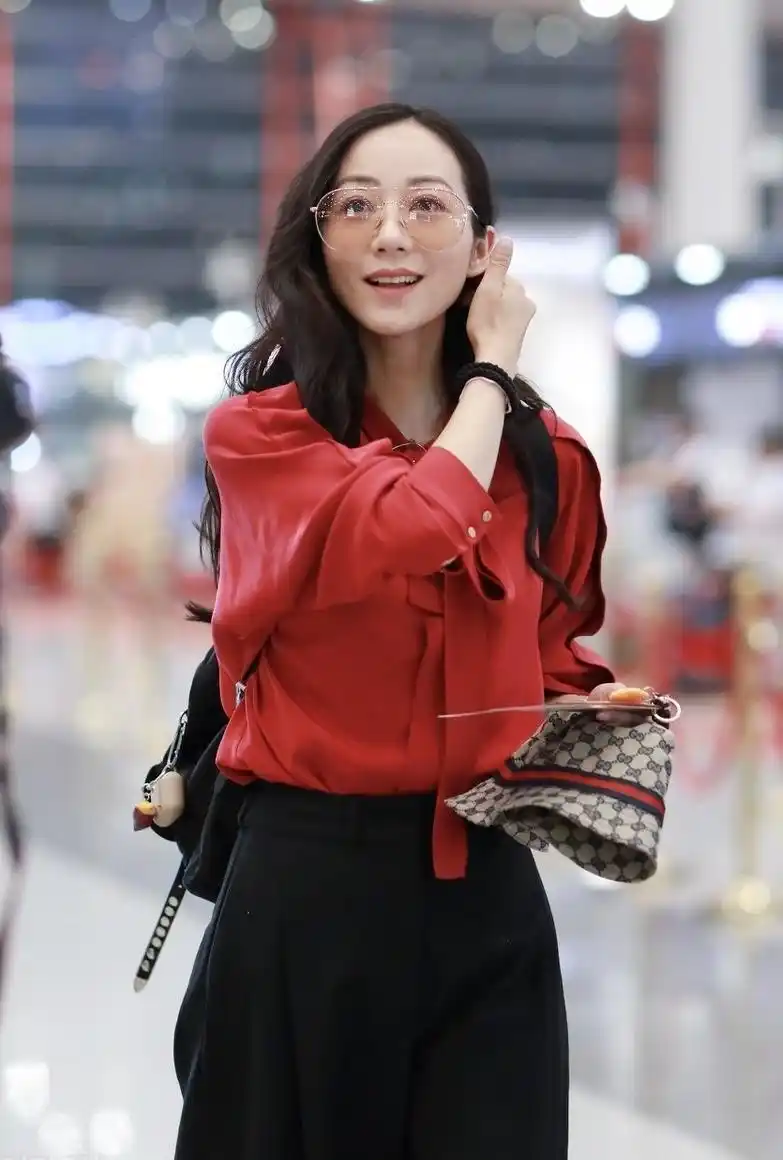 原创韩雪高颜值任性,穿红色衬衫搭配阔腿裤也能减龄洋气,穿出高级感