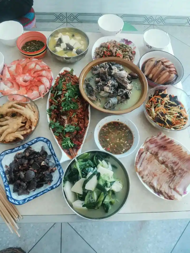 一桌饭 一家人 一个年 一个团圆,烟火气 照人间 喜悦无边  - 抖音