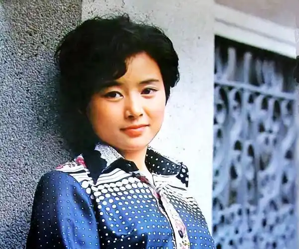 "弃夫出国",单身29年无子女,凭《庐山恋》爆红的张瑜近况如何
