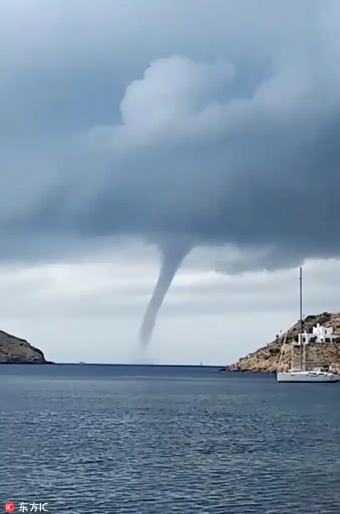 希腊海岛惊现水龙卷龙吸水场面惊险震撼3