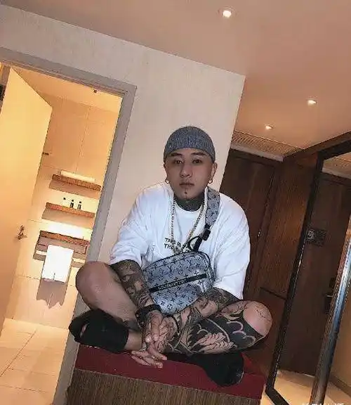 原创网红方丈封号后首曝近照曾嘲笑刘德华辱骂王海被王海质疑售假