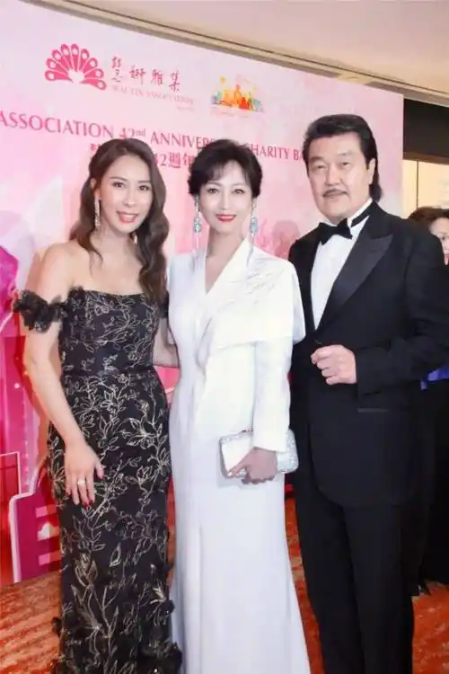 70岁赵雅芝与老公黄锦燊同框,恩爱如初,白娘子风采依旧不减当年!