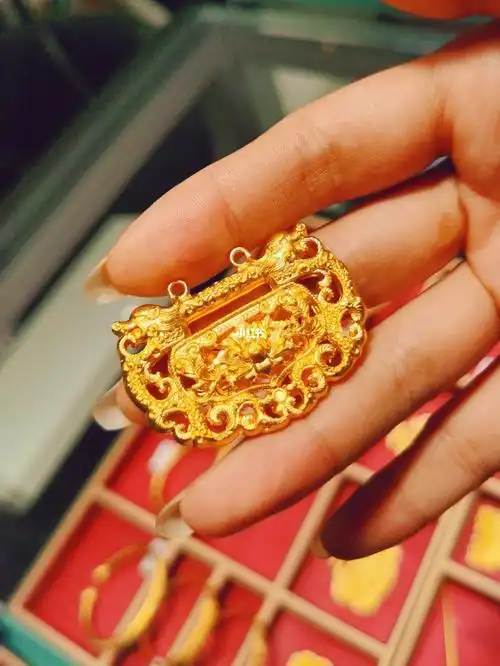 古法錾刻足金牡丹吊坠 约20g