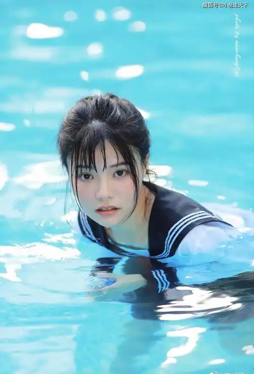 校花学生制服水中优雅写真