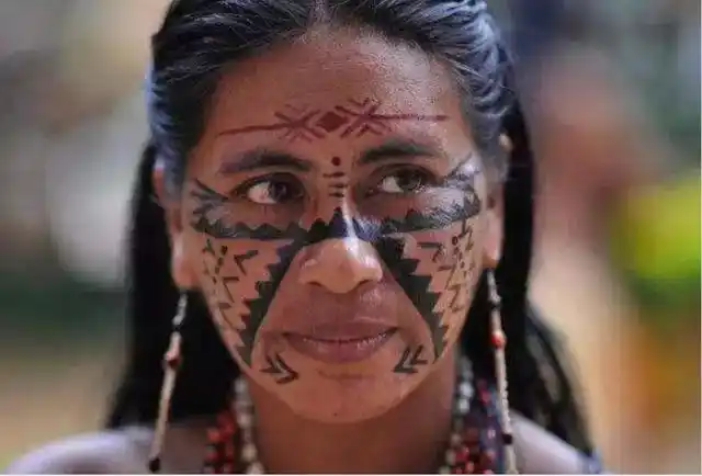 南美洲的亚马逊热带雨林里,存在着全球仅有的一个纯女性部落,目前大概