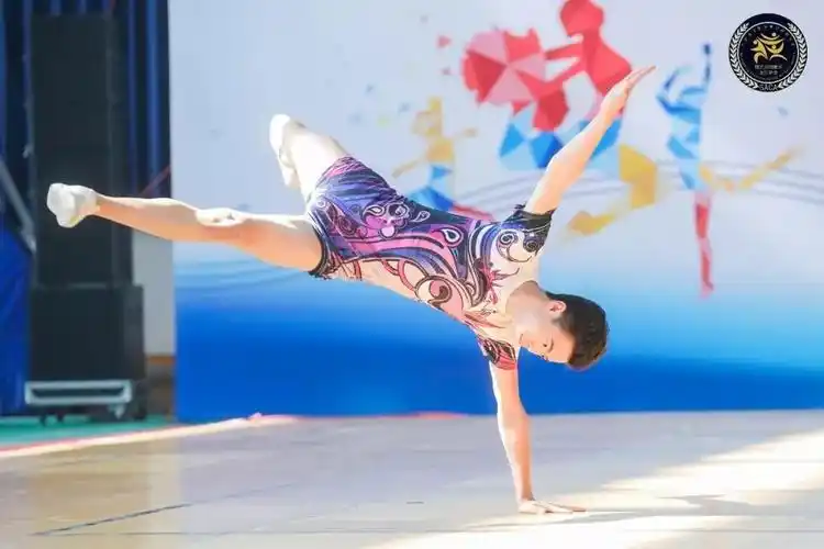 敢于创新,荣获广东省学生啦啦操花球规定动作一级套路第一名,竞技健美