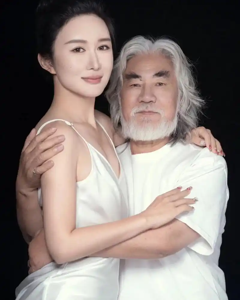 大导演张纪中因在社交媒体上晒出与小30岁妻子杜星霖的合照而引发网友