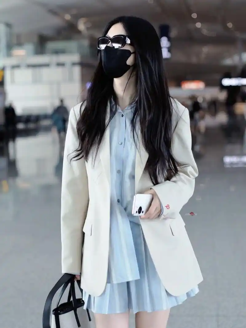 张俪机场穿搭|百元就能get到张俪清爽同款 张俪今日7615穿搭,身穿