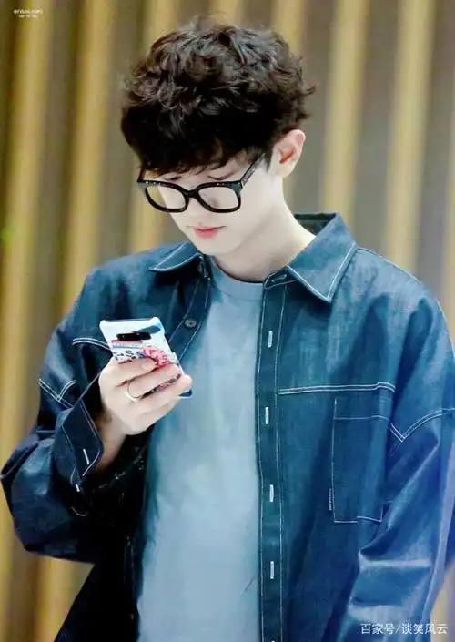 戴眼镜的朴灿烈真的太萌了,是吃可爱长大的吗?