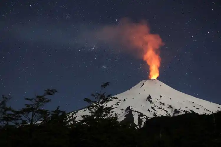 (外代一线)智利比亚里卡火山出现活动迹象