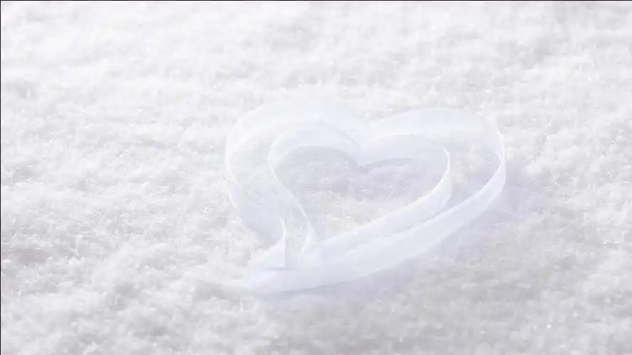 唯美纯白浪漫爱心高清图片电脑桌面壁纸宽屏下载