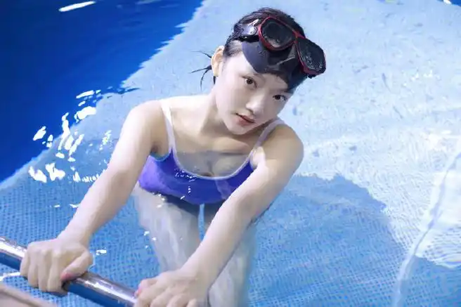 任敏晒泳装照