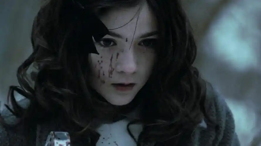 《孤儿怨》一部令人悲伤而又恐怖女孩的故事,看完结局令人愤慨