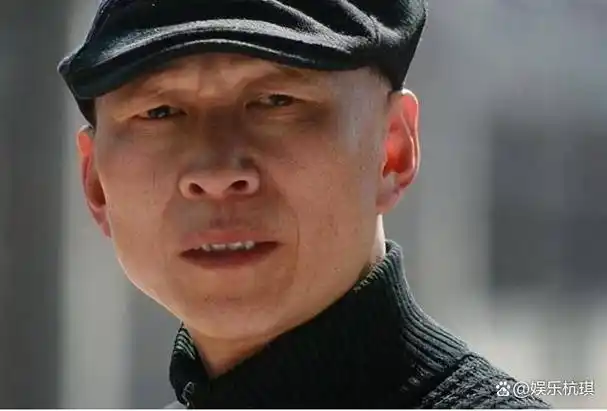 算是演反派的专业户了,被称为:"国家级的坏蛋",演了一辈子的坏人,如今