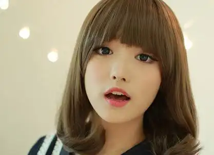 齐刘海的内扣发型,加上很多的栗子色的色调的搭配,让女生鹅蛋脸脸型