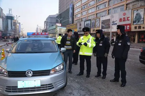 北林交警大队大队长曹文玉(左二)带领班子成员在中兴大街对过往车辆