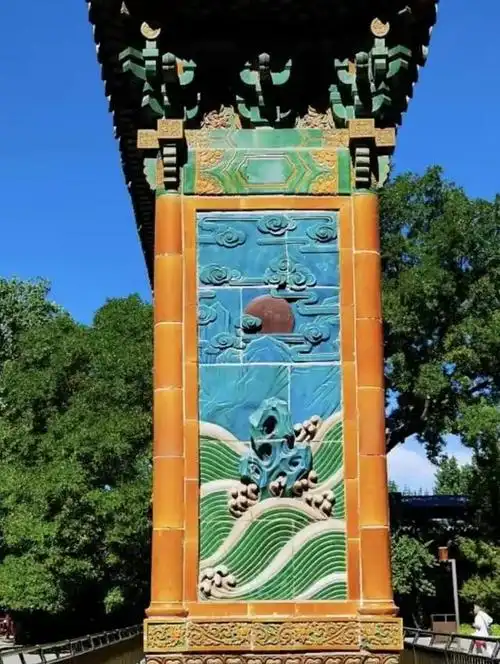 北京西城北海公园九龙壁雄伟壮观