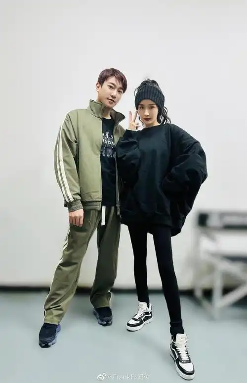 男友人晒合照为杨幂庆生关系亲密神似恋人数十张合照引热议