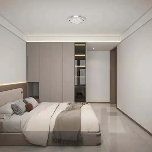 灯光设计上,银色圆顶天花板灯提供均匀照明,而壁灯的柔光则为卧室带来