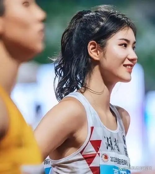 在中国的体育界也不例外,诸多才貌双全的女性运动员用她们在赛场上的