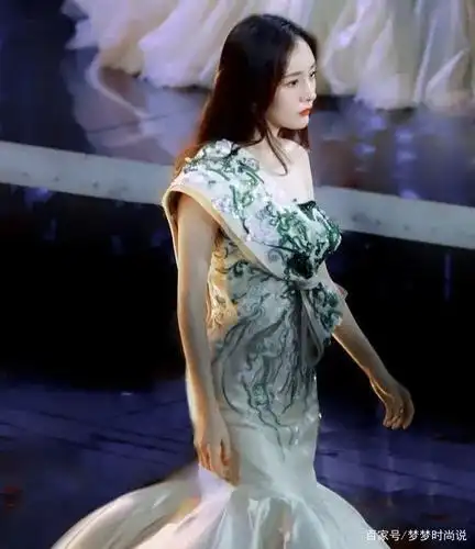 杨幂最新时尚写真曝光,宝石绿礼服很抢眼,"蜜桃臀"难遮掩