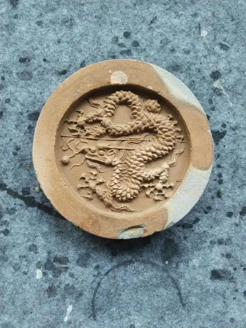 龙瓦当,一束青莲瓦当,胎质坚硬致密,饱满富 - 抖音