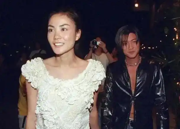 王菲走在前面牵谢霆锋手的照片把姐弟恋演绎的淋漓尽致