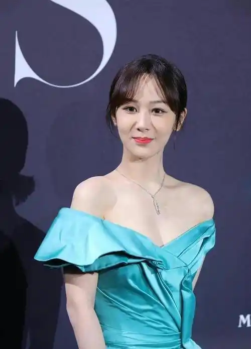 这才是杨紫的真实颜值,不太合身的抹胸裙,让她生图比精修图好看_蓝色