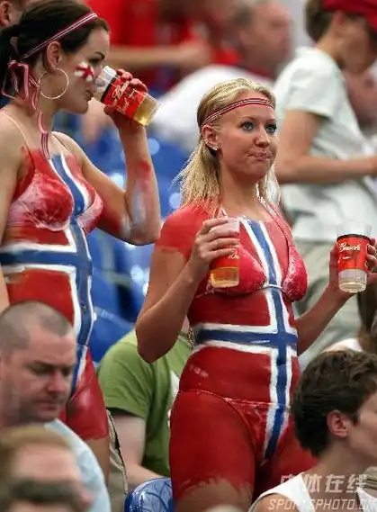 图文:英格兰1-3葡萄牙 英美女球迷人体彩绘秀