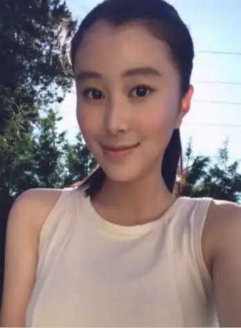 杨子15岁女儿近照曝光 皮肤白皙眉清目秀