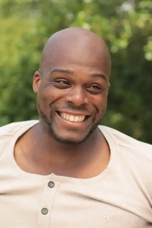 微笑的黑人在户外